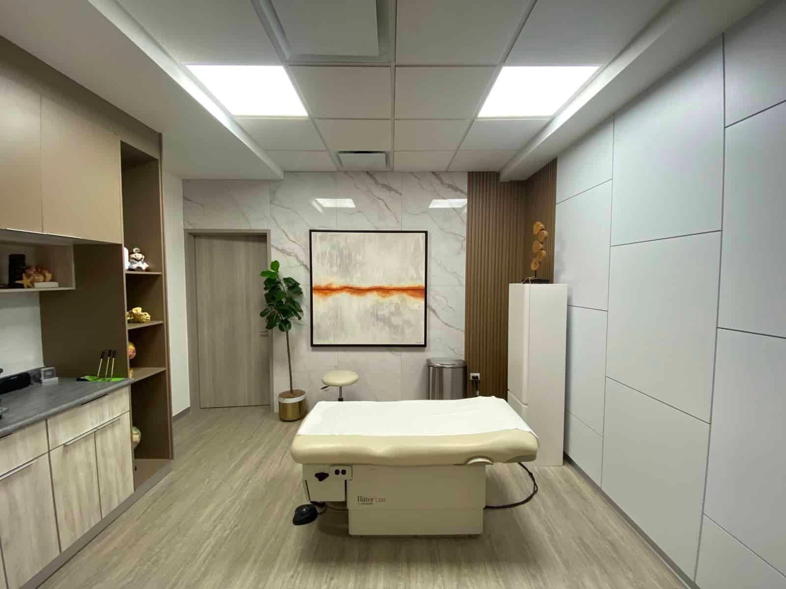 Espacio privado para la valoración especializada y atención personalizada de pacientes de neurocirugía.