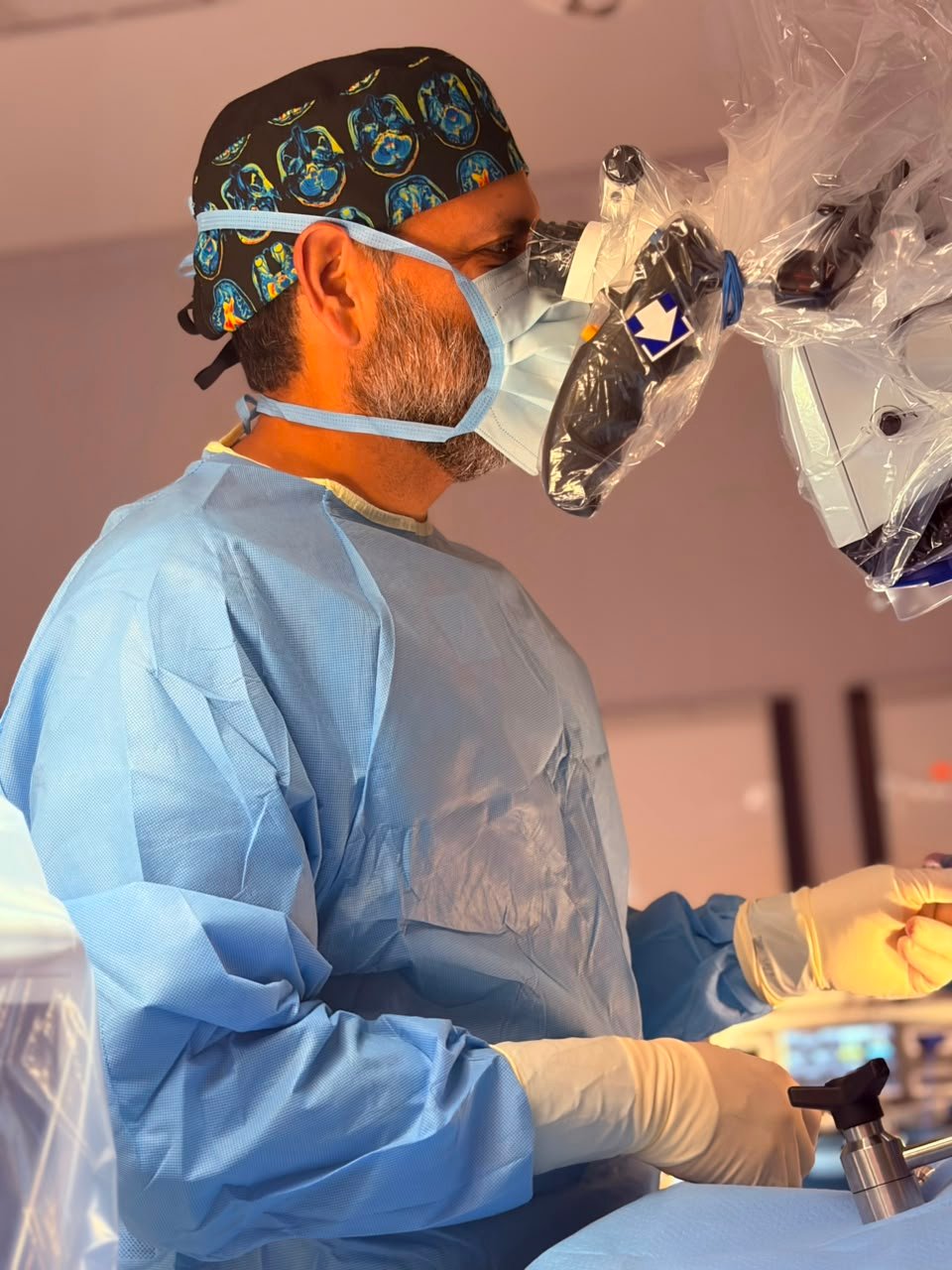 dr-garcia-zamarron-neurocirujano-con-formacion-internacional-en-quirofano-cd-juarez