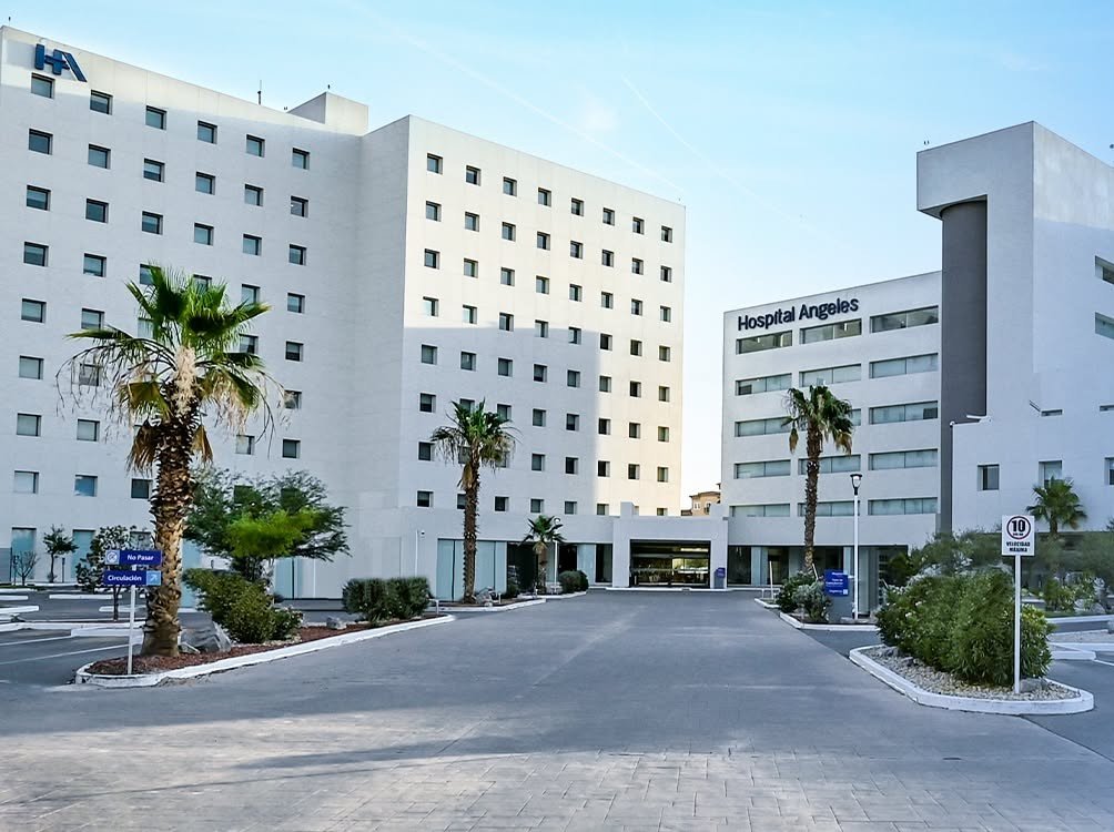 Fachada del Hospital Ángeles Ciudad Juárez, donde atiende el Dr. García Zamarrón