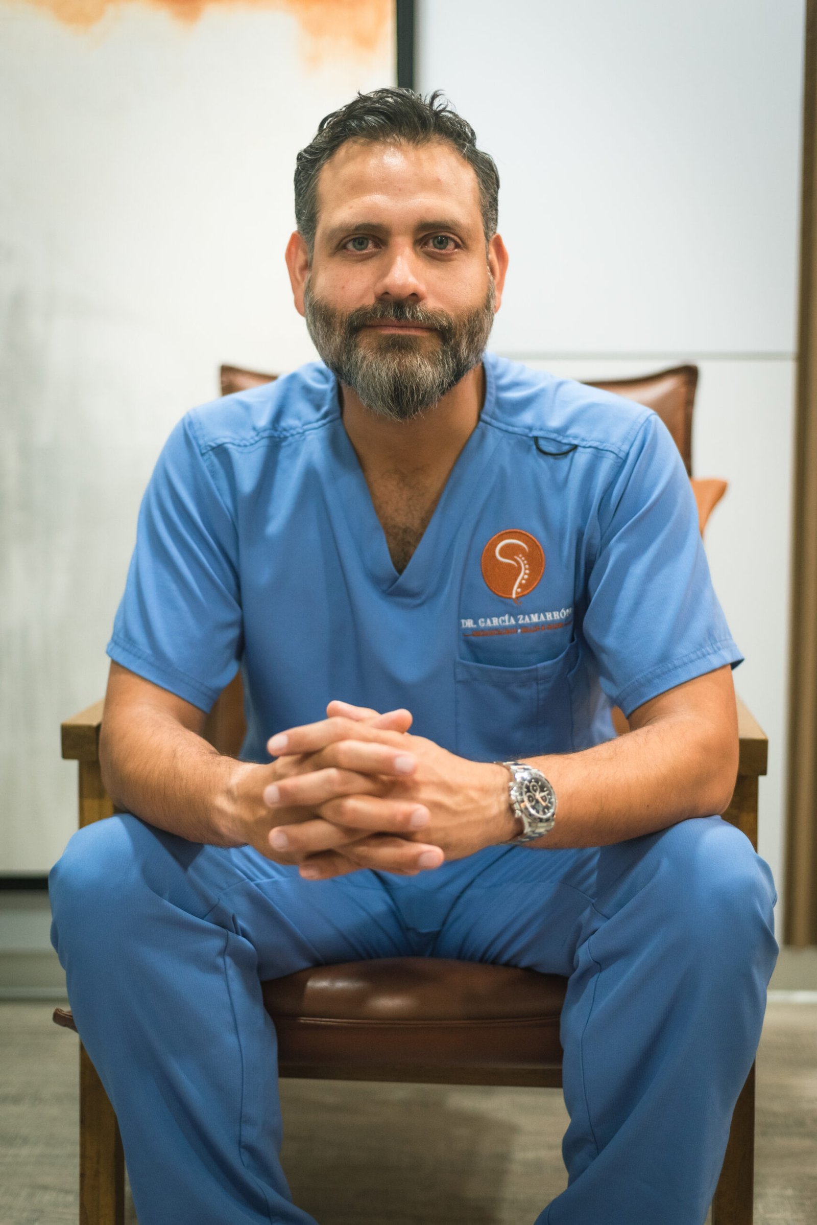 neurocirujano-especialista-en-cirugia-de-cerebro-y-columna-en su consultorio-en-ciudad-juarez